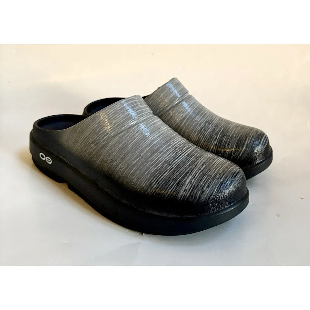 NWOB OOFOS Oocloog Luxe Gray Stripe Recovery Comfort Clogs Size EU37 US L6 M4